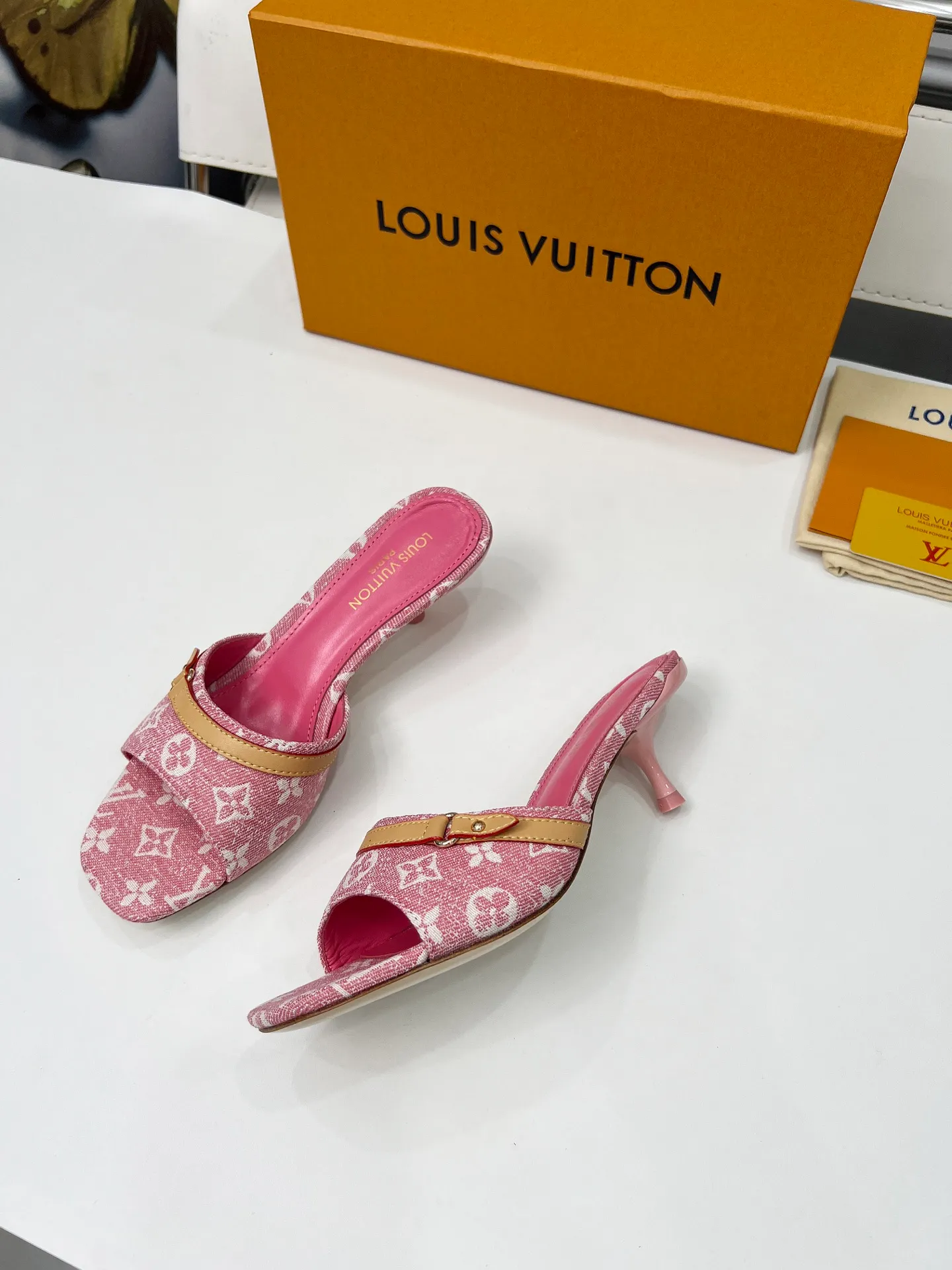 👟👟Ex-factory price 440👟👟 LV new denim kitten heel slippers 2025 summer must-have for goddesses, original replica, super comfortable on the feet. Show off the queen's temperament, the heel height is 9.5CM, which shows your temperament without being tiring. Leather outsole. Standard code: 35-42 (41 and 42 codes are customized, non-returnable and non-exchangeable)